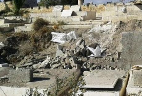 Израиль сносит мусульманские могилы на кладбище в Восточном Иерусалиме