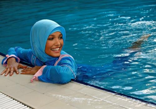 В хиджабе или без: споры о женском теле и плавании