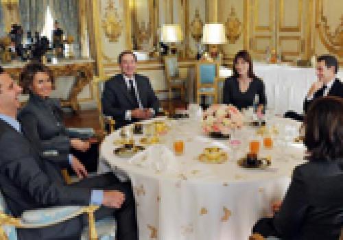 В декабре 2010 года среди золотых канделябров Елисейского дворца первая леди Франции Карла Бруни завтракала вместе с супругой сирийского президента Асмой аль-Асад.