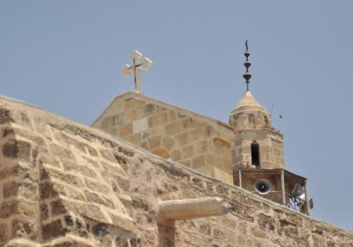 Церковь в Газе расположена рядом с местной мечетью