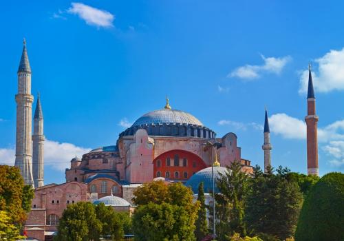 Увенчанная куполом Айя-София в Стамбуле – памятник истории