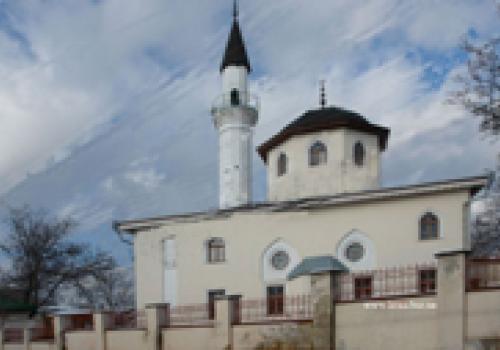 Свое название Акмесджит получил от «белой мечети» Кебир-Джами