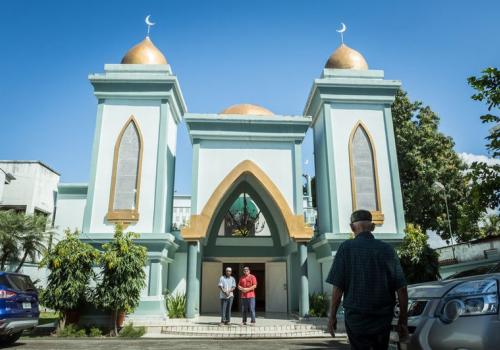 Мужчины собираются перед джума-намазом на парковке у мечети в Сан-Педро-Сула
