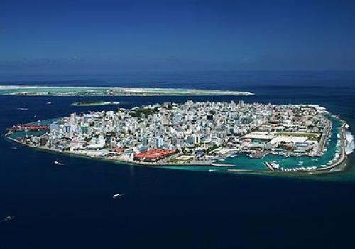 "Желающий поселиться на Мальдивах обязан принять ислам. Такой порядок действует здесь больше восьмисот лет" (Тур Хейердал)