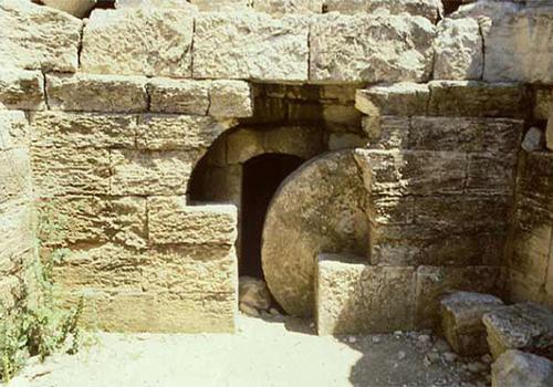 Кто сдвинул камень, закрывающий вход в гробницу Иисуса?