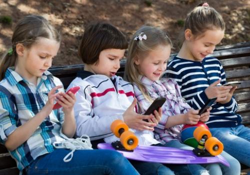 70% детей в возрасте 8–18 лет имеют личные мобильные телефоны