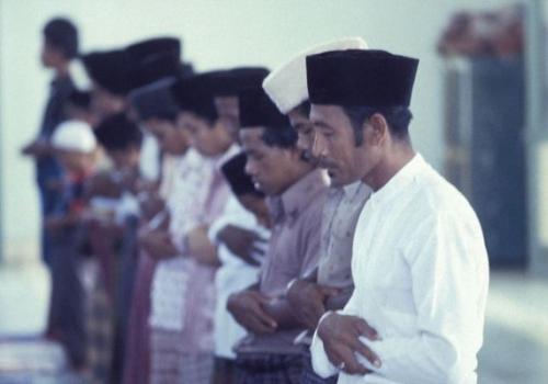 Индонезийцы молятся