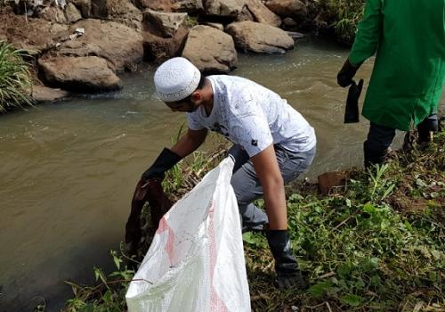 Мусульмане очищат реку от мусора