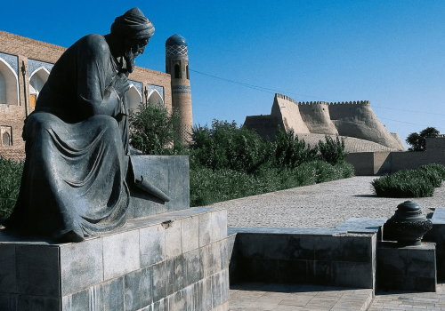 Памятник Аль-Хорезми в Узбекистане