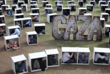 Британцы забрались в тесные ящики, протестуя против блокады Газы