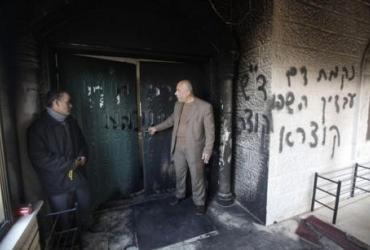 Еврейские поселенцы разрисовали и подожгли мечеть