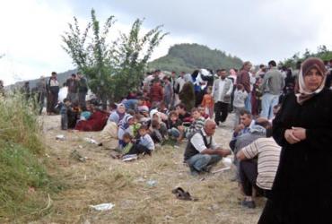 Сирийские беженцы спят на голой земле на границе с Турцией