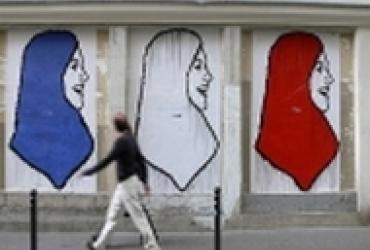 Францию призвали разрешить в школах хиджаб и арабский язык