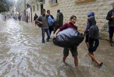 Израильские власти открыли дамбы без предупреждения. Сектор Газа затоплен.
