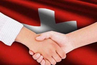 В Швейцарии школьников-мусульман будут штрафовать за отказ пожать руку учительнице