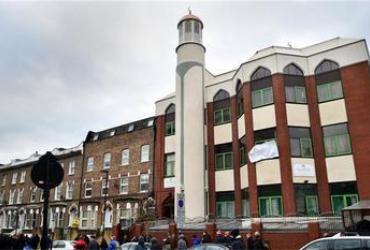 Бездомные находят поддержку и горячий обед в Лондонской мечети