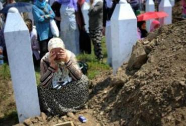 Тысячи людей участвуют в марше в память жертв Сребреницы