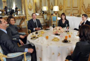 В декабре 2010 года среди золотых канделябров Елисейского дворца первая леди Франции Карла Бруни завтракала вместе с супругой сирийского президента Асмой аль-Асад.
