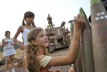Юные израильтянки расписывают адресованные Ливану снаряды трогательными лозунгами