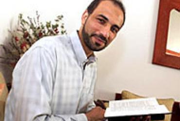 Тарик Рамадан - известный исламистский идеолог умеренного толка. Читает лекции в Оксфордском университете (Колледже святого Антония), является старшим научным сотрудником британского научного центра Lokahi Foundation.