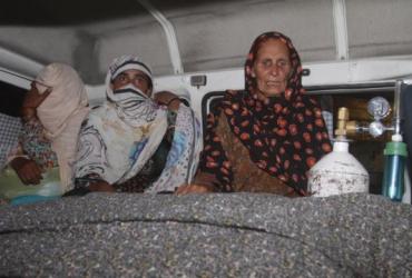 Родственницы пакистанки Фарзаны Парвин, забитой до смерти камнями, у ее тела.