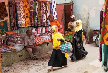 На рынке тканей Дараджани в Каменном городе – исторической части Занзибара
