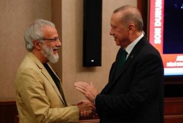 Эрдоган (справа) обменивается рукопожатиями с Юсуфом Исламом (слева) во время их встречи 31 октября 2019 года