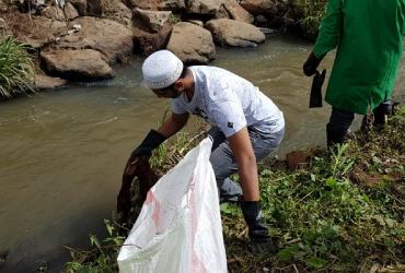 Мусульмане очищат реку от мусора