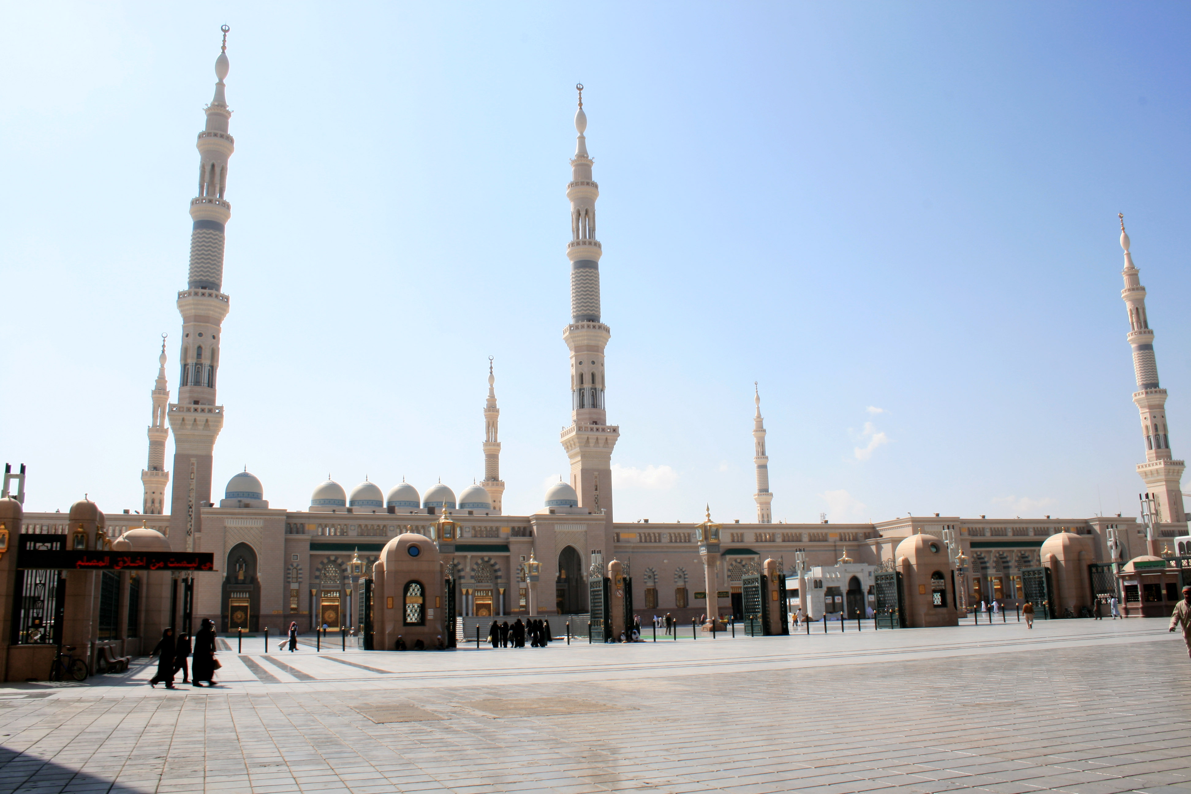 Медина что это. Мечеть Аль Масджид АН Набави. Мечеть Амберийе Медина. Мечеть пророка Мухаммеда. Мечеть в Медине мечеть пророка.