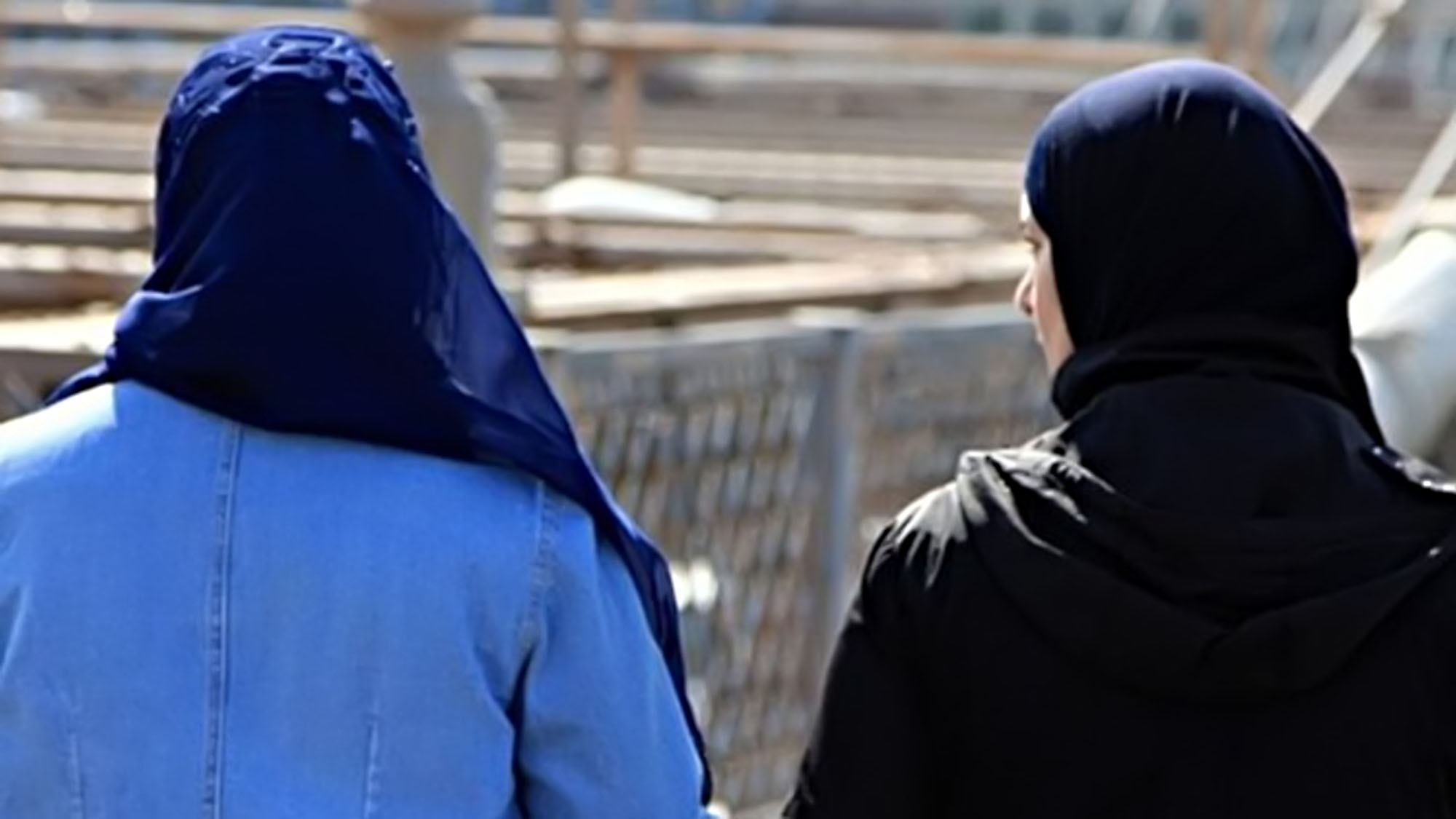 Беру вторую жену. В хиджабе со спины. Родители против хиджаба.