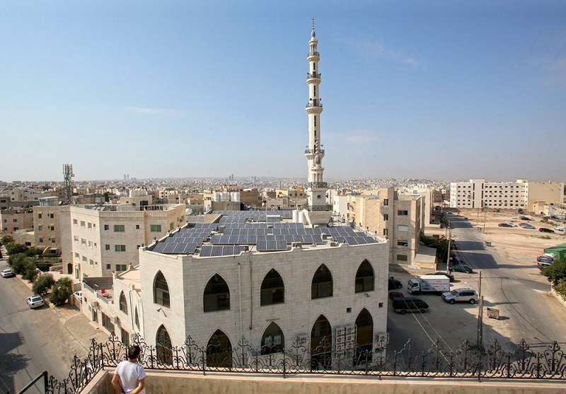 На юге Аммана, на крыше мечети Хамдан аль-Кара расположены 140 солнечных панелей