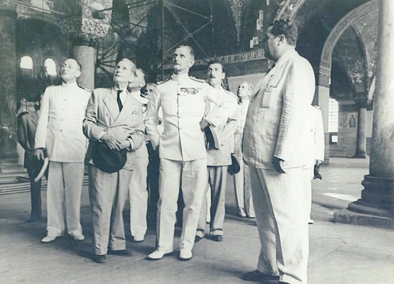 Томас Уиттемор (в центре, в костюме) и историк лорд Кинросс в Айя-Софии. 1940 год