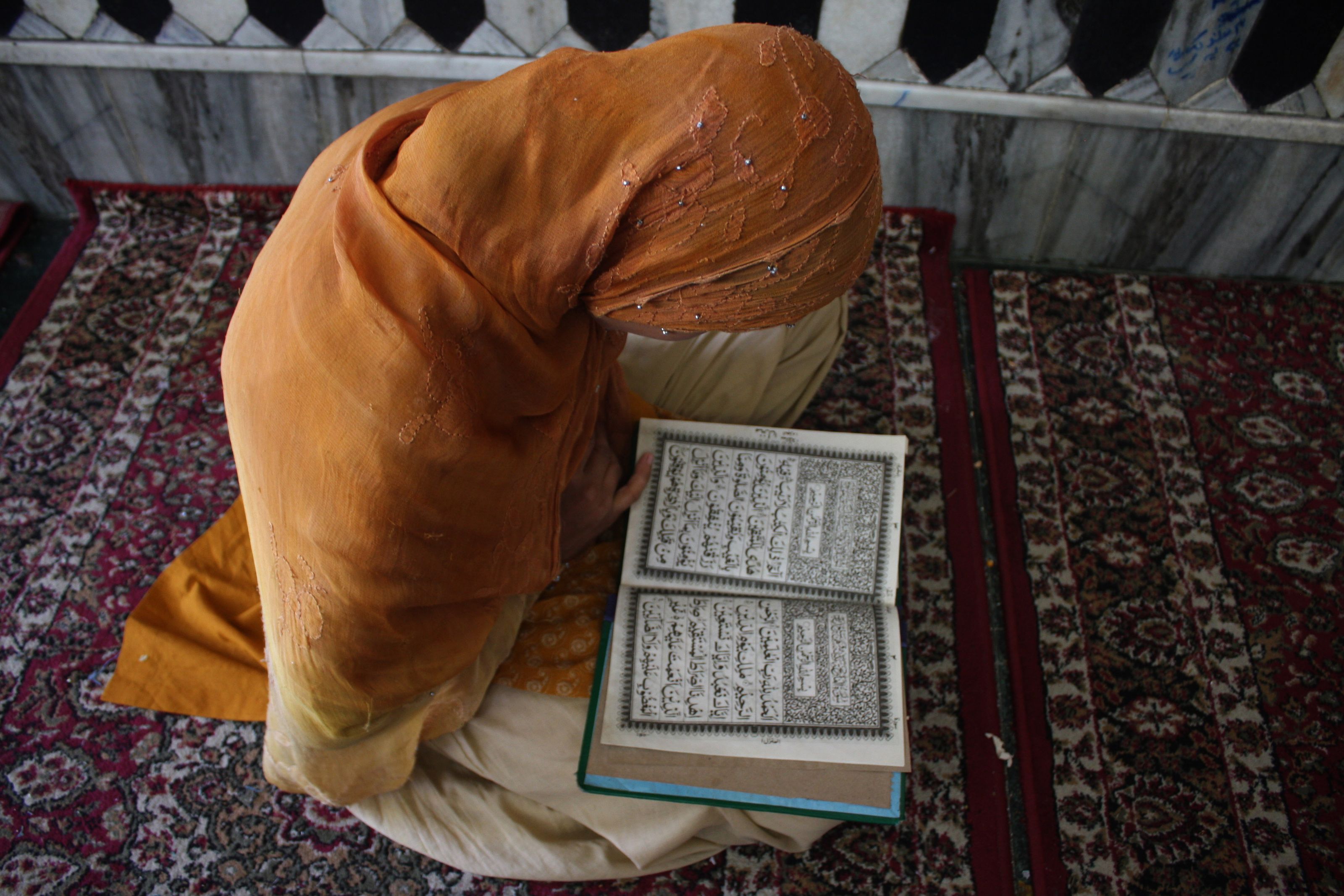 Читать коран лежа. Читает Коран лежа. Коврик для намаза свернутый. Лампа читающая Коран.