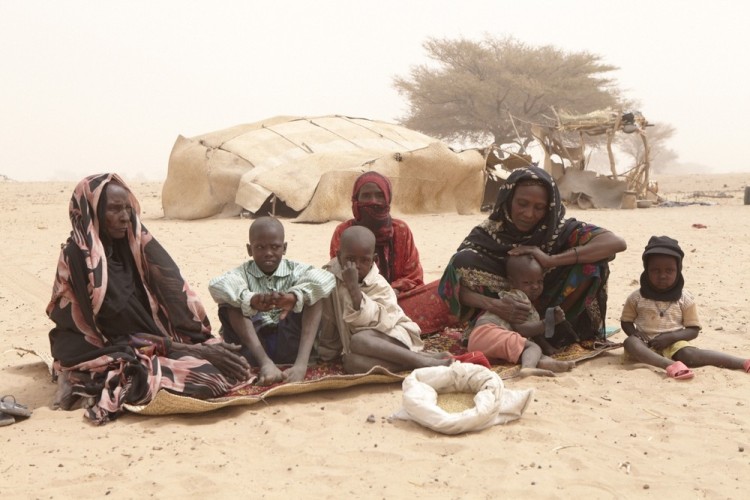 67-летняя Зенеба Луки (сидит слева) с Этта Брахим (36 лет) возле своего дома в северном Чаде