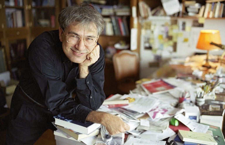 Турецкий писатель и сценарист. В 2006 году стал обладателем Нобелевской премии по литературе, что сделало его самым знаменитым писателем страны. Его произведения переведены на 60 языков, продано более 11 млн экземпляров.