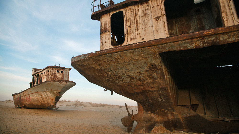 Лодки в песках Аралкума ржавеют — это символ катастрофы Аральского моря, одной из наихудших в истории человечества