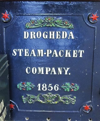 Декоративная металлическая пластина с названием «Дроэдская пароходная компания». Основанная в 1826 году, к середине века она превратилась в главный в городе морской бизнес.