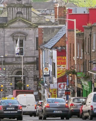 Сегодня в Дроэде и ее окрестностях живет около 70 тысяч людей, многие из них работают в Дублине. Как город-порт Дроэда всегда была открыта всевозможным веяниям из-за рубежа, таким как пример турецкой кухни кебаб на гриле
