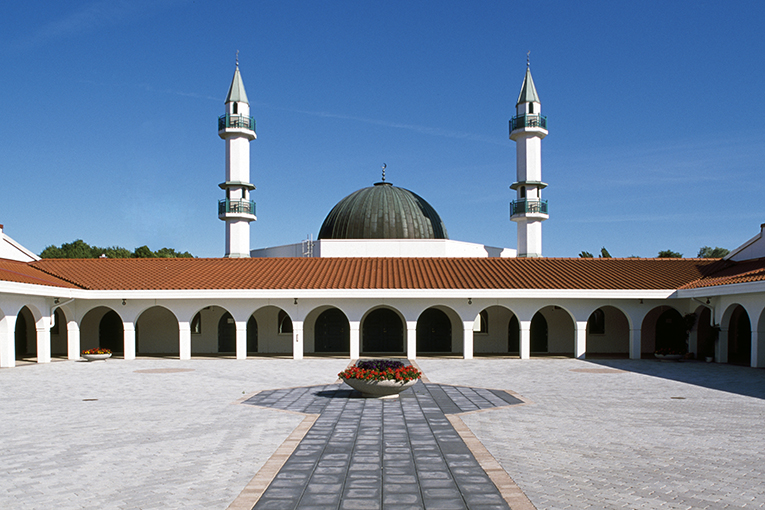 Мечеть в Мальмё, на юге Швеции, открылась для верующих в 1984 году. Проект финансировался правительствами Саудовской Аравии и Ливии, а также мусульманской общиной Швеции.