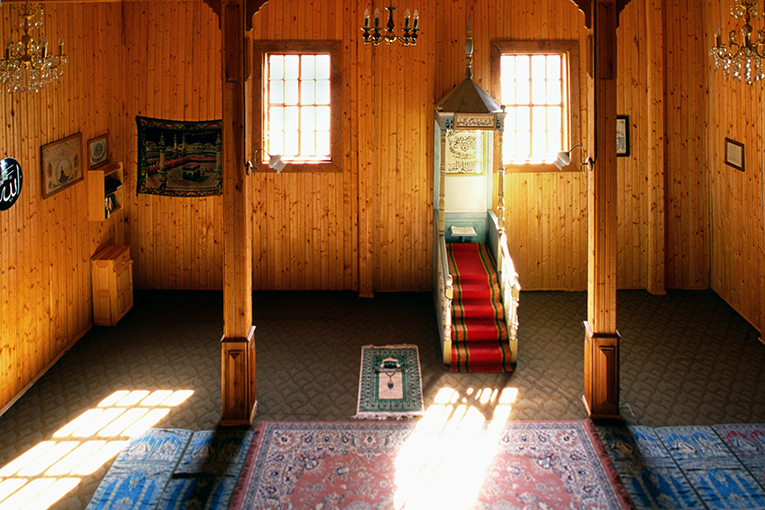 Молитвенный зал мечети в деревне Кетуриасдесимт Тоториу в Литве. Название деревни переводится как «город 40 татар».