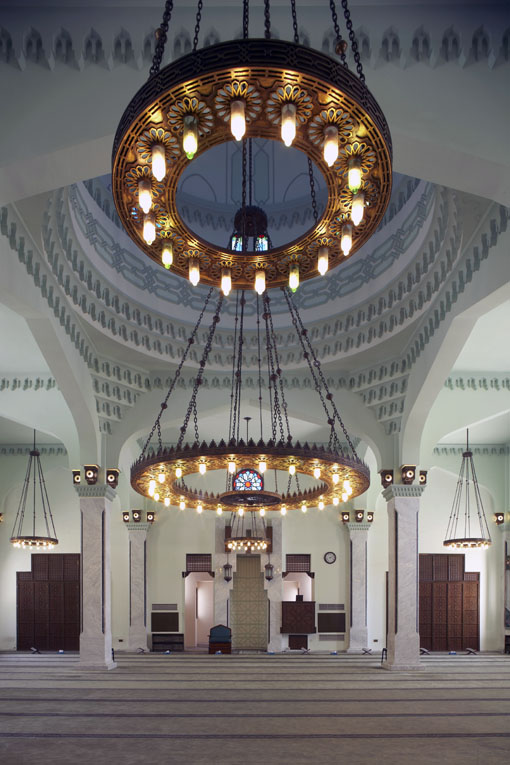 Молитвенный зал в одной из мечетей на полуострове Гибралтар (британская заморская территория на юге Пиренейского полуострова).
