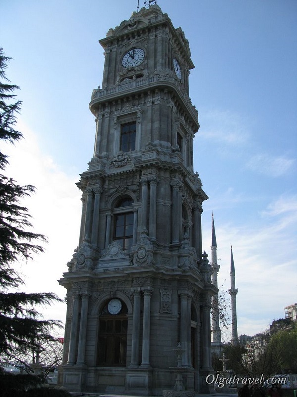 В стамбульском дворцовом комплексе Долмабахче, в 1895 году также была построена замечательная по своей архитектуре часовая башня высотой 27 метров.