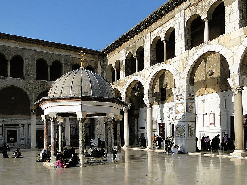 Купол часов во дворе мечети Омейядов в Дамаске