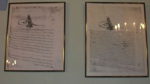  Этими указами османских султанов Мехмеда II и Баязида II греческой общине предоставлялось право собственности на церковь, которая стоит в Стамбуле по сей день