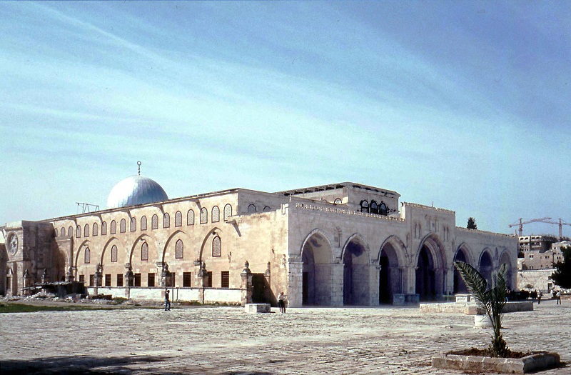 Первоначально сооружение было деревянным, позже оно было перестроено при Абд аль-Малике, сыне аль-Валида. Итак, мечеть Масала аль-Акса (Кибли) стоит и поныне.