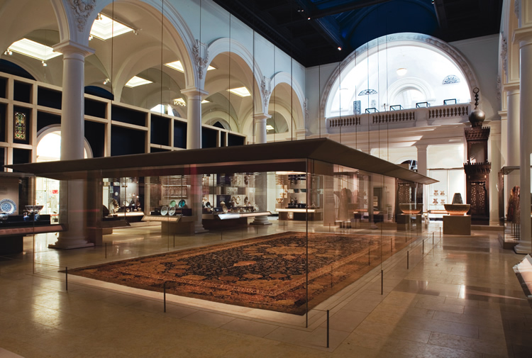 Защищенный стеклом Ардебильский ковер – центральный экспонат галереи исламского искусства («галереи Джамиль») в Музее Виктории и Альберта
