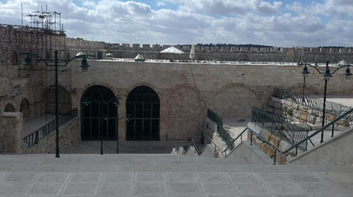 Мечеть Эль-Марвана располагается в юго-восточной части мечети аль-Акса. Во времена халифа Абдул-Малика ибн Марвана мечеть была школой по обучению фикху
