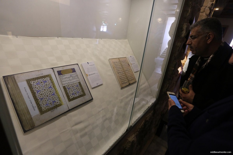 Из Нидерландов в Газу приехала выставка исламских рукописей