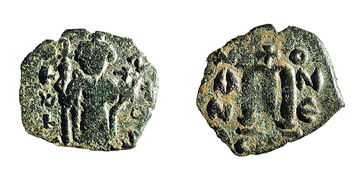 Большинство этих монет имели сходство с византийскими: на лицевой стороне изображена фигура императора с крестами в обеих руках и в короне, на обратной стороне – номинал, поверх которого обычно расположено изображение креста.