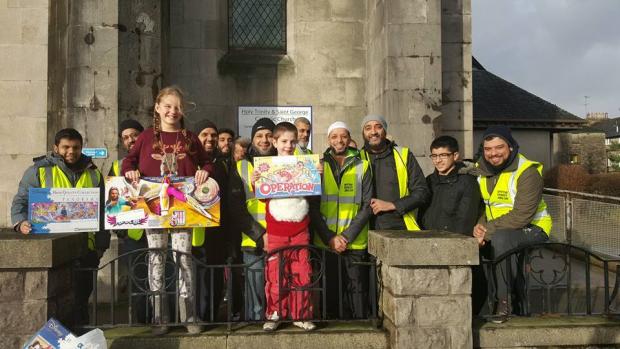 По случаю Рождества мусульмане из восточного Лондона привезли игрушки в Кендал, что почти в 600 км от столицы